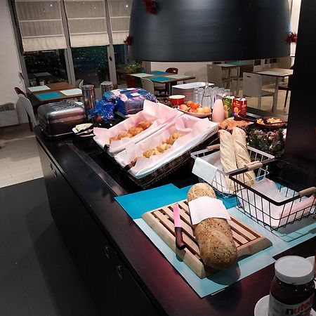 Kyriad Direct Marseille Est La Valentine La Penne-sur-Huveaune Bagian luar foto