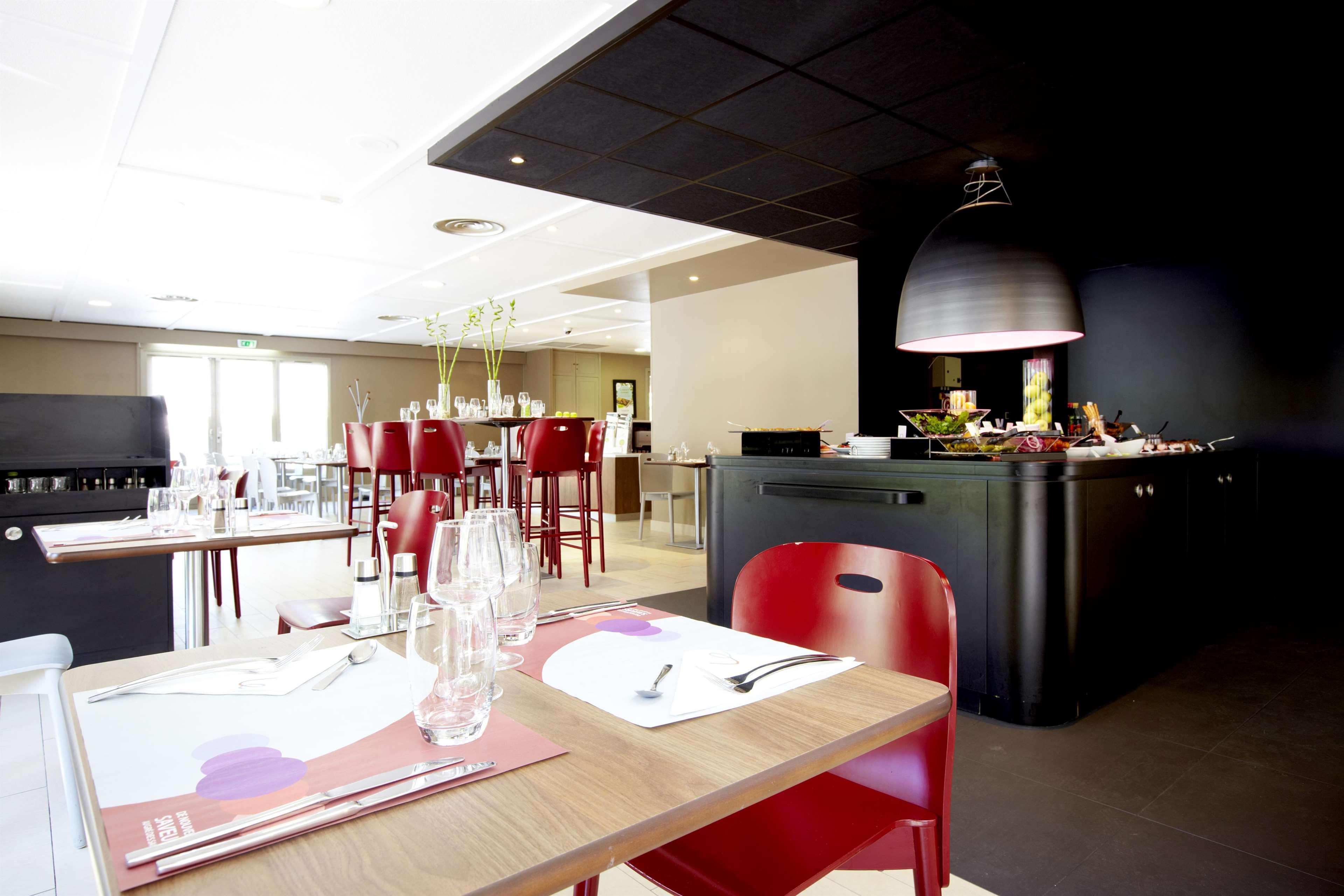 Kyriad Direct Marseille Est La Valentine La Penne-sur-Huveaune Restoran foto
