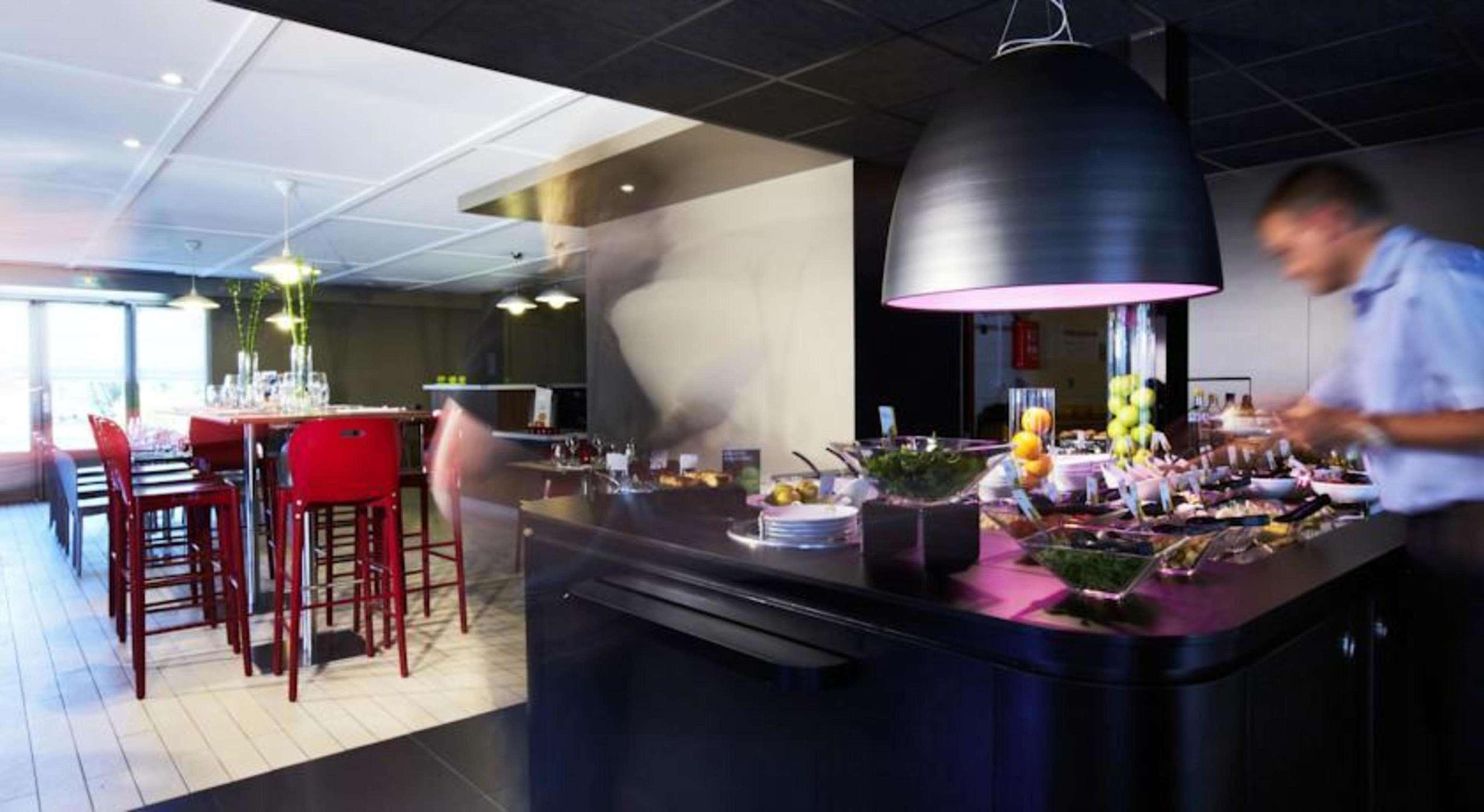 Kyriad Direct Marseille Est La Valentine La Penne-sur-Huveaune Bagian luar foto