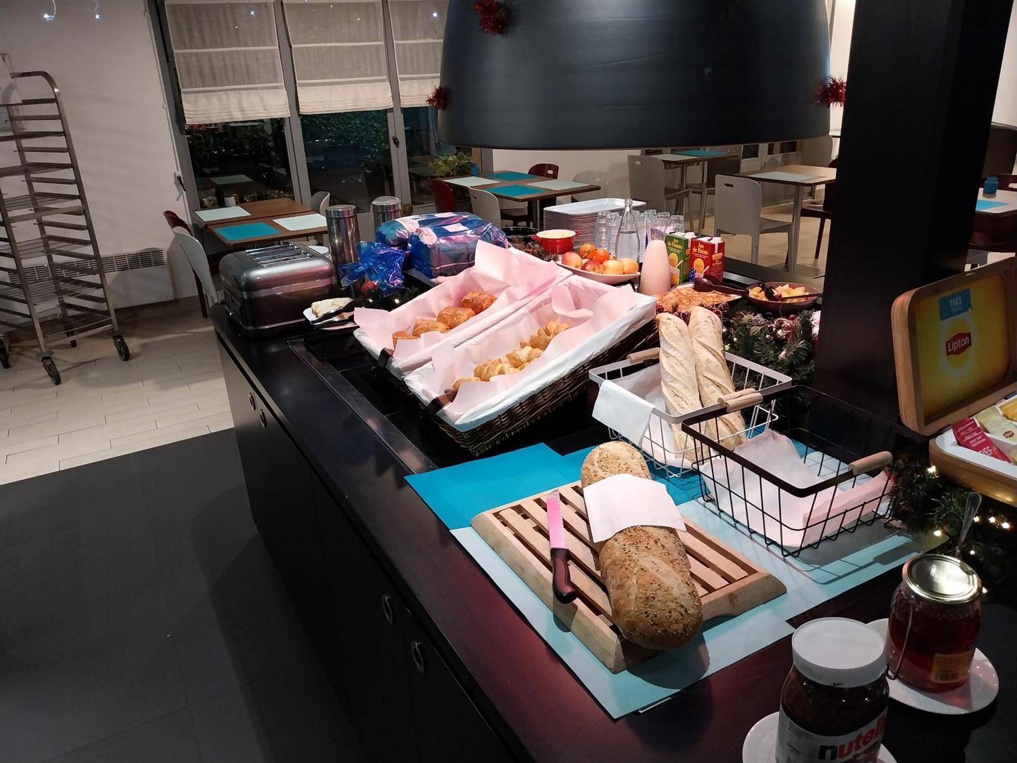 Kyriad Direct Marseille Est La Valentine La Penne-sur-Huveaune Bagian luar foto