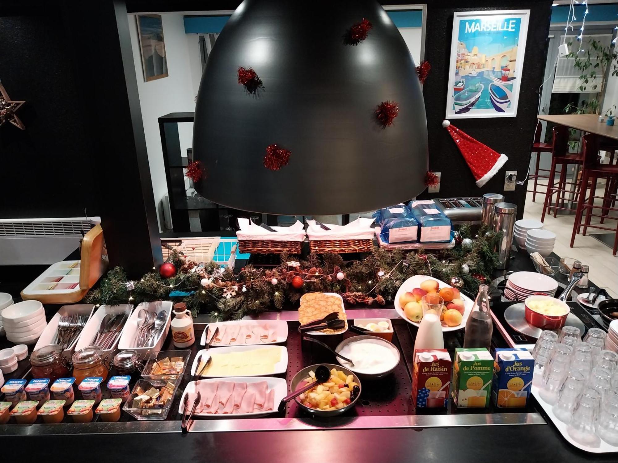 Kyriad Direct Marseille Est La Valentine La Penne-sur-Huveaune Bagian luar foto